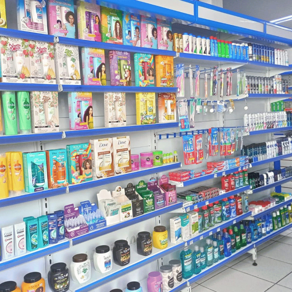 Farmacêutica atendendo cliente com atenção e cuidado