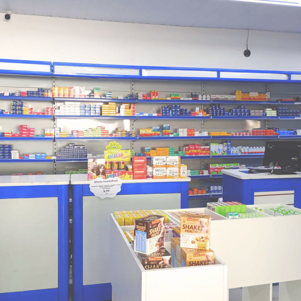 Corredor com ampla variedade de produtos de saúde e bem-estar